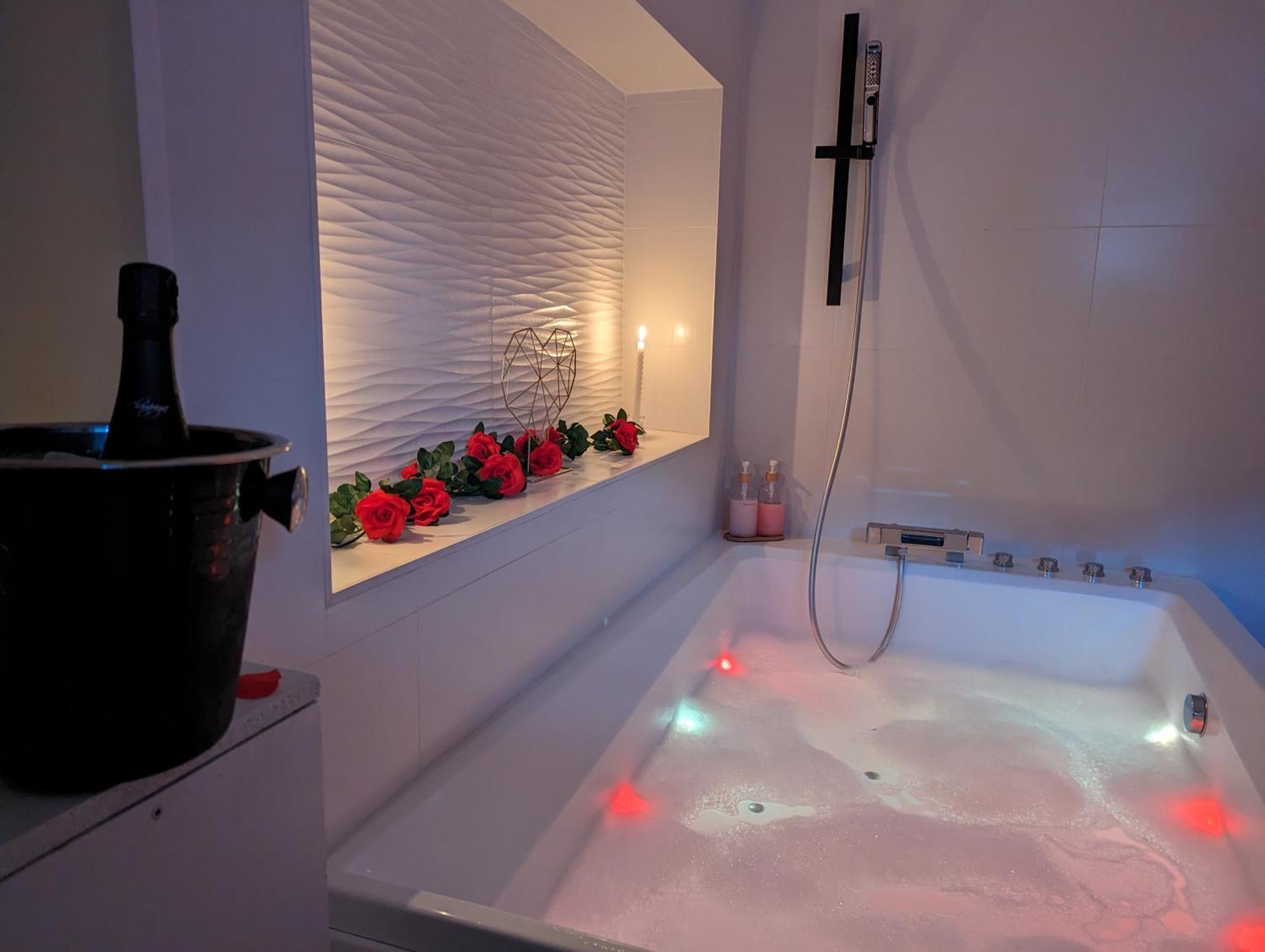 Love Room Perpignan Jacuzzi & Ambiance Romantique Villeneuve-de-la-Raho Exterior foto
