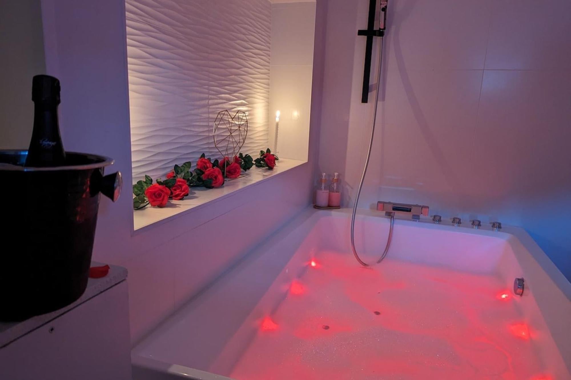 Love Room Perpignan Jacuzzi & Ambiance Romantique Villeneuve-de-la-Raho Exterior foto
