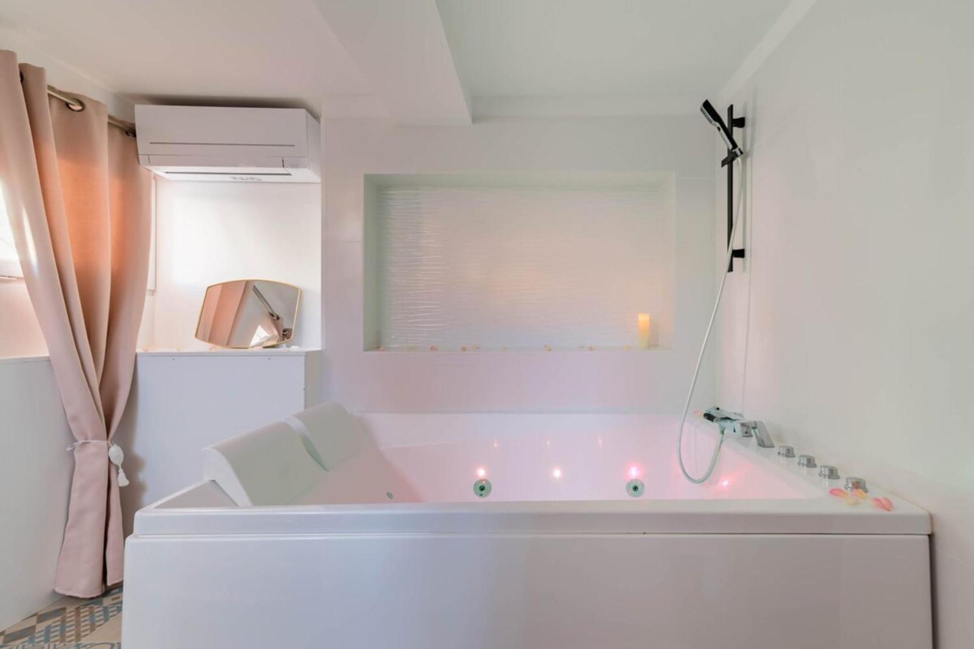 Love Room Perpignan Jacuzzi & Ambiance Romantique Villeneuve-de-la-Raho Exterior foto